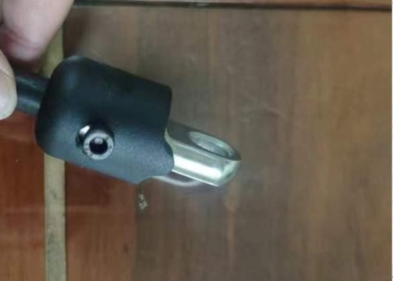 Czarny gym liny drutu miękkie w ćwiczeniach dla treningu oporu